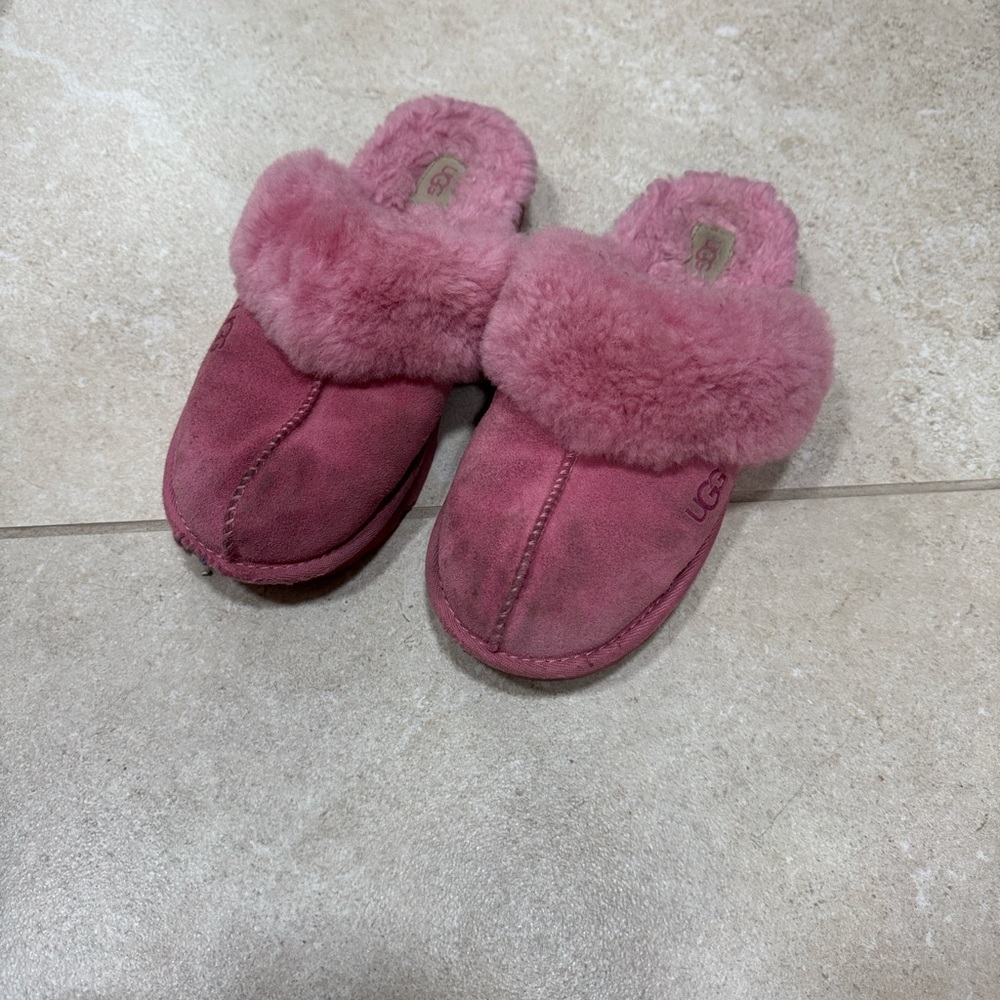 Ugh slippers kids size 4, smoke free, pet free home